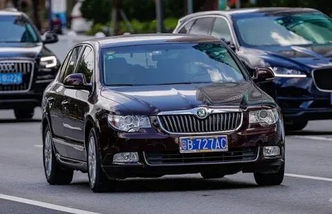 B6 (3T)