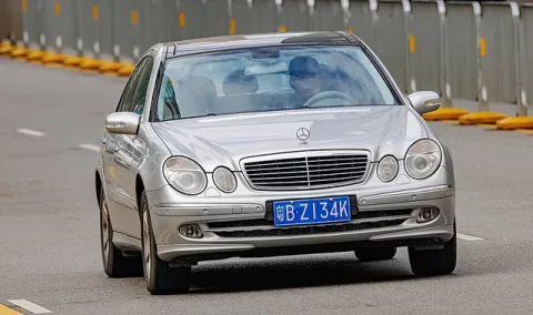 دبليو 211